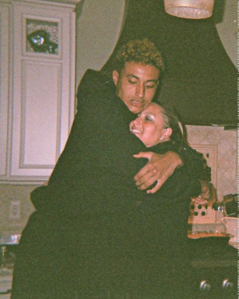 Kyle Kuzma poses a picture with his mom.